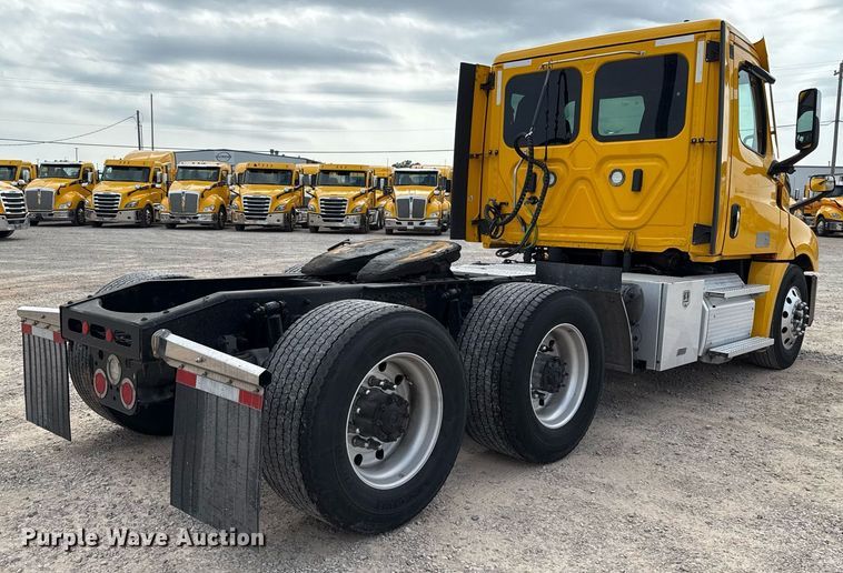 image for item EJ4593 2021 Freightliner Cascadia 126 semi truck