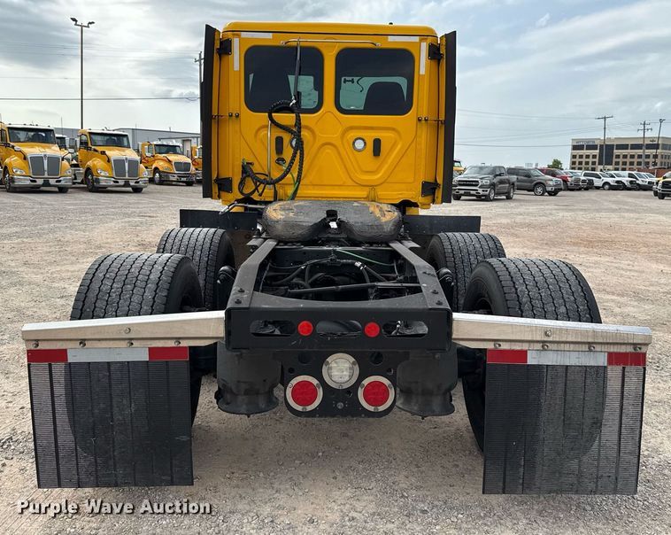 image for item EJ4593 2021 Freightliner Cascadia 126 semi truck