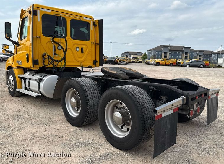 image for item EJ4593 2021 Freightliner Cascadia 126 semi truck