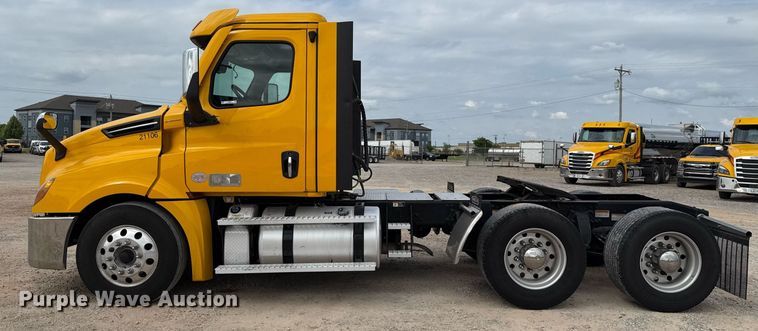 image for item EJ4593 2021 Freightliner Cascadia 126 semi truck