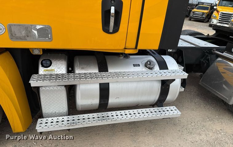 image for item EJ4593 2021 Freightliner Cascadia 126 semi truck