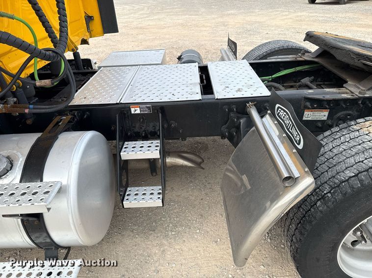 image for item EJ4593 2021 Freightliner Cascadia 126 semi truck