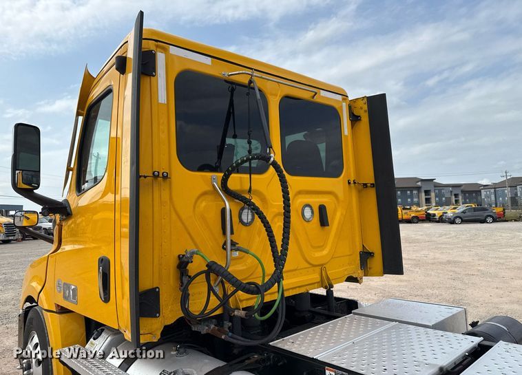 image for item EJ4593 2021 Freightliner Cascadia 126 semi truck