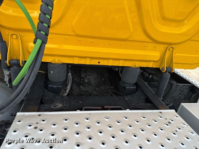 image for item EJ4593 2021 Freightliner Cascadia 126 semi truck