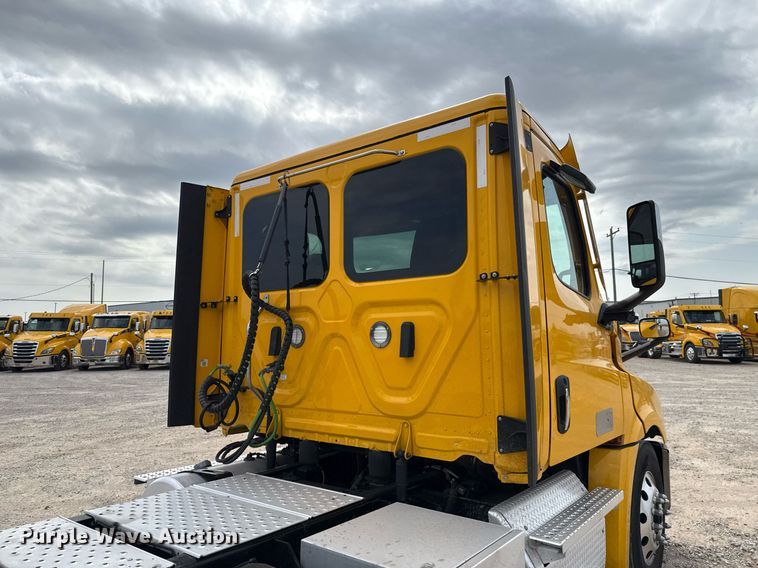 image for item EJ4593 2021 Freightliner Cascadia 126 semi truck