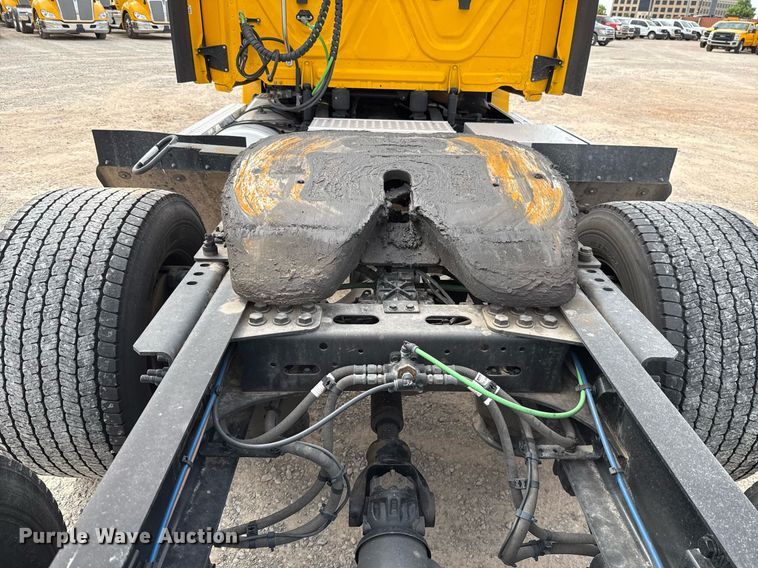 image for item EJ4593 2021 Freightliner Cascadia 126 semi truck