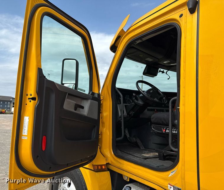 image for item EJ4593 2021 Freightliner Cascadia 126 semi truck