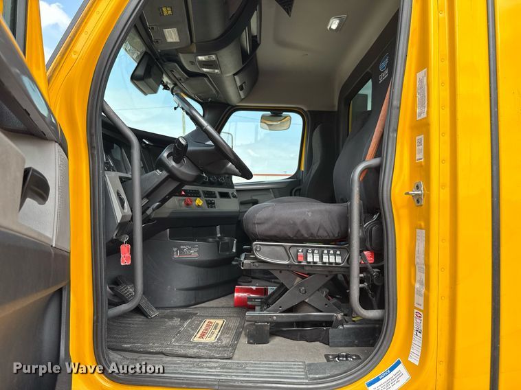 image for item EJ4593 2021 Freightliner Cascadia 126 semi truck