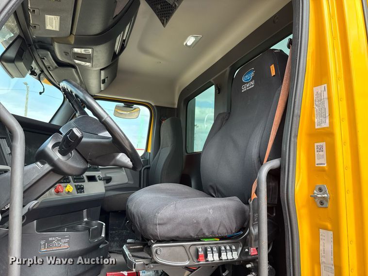 image for item EJ4593 2021 Freightliner Cascadia 126 semi truck