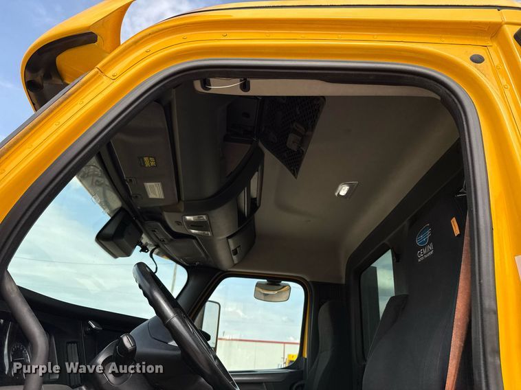 image for item EJ4593 2021 Freightliner Cascadia 126 semi truck