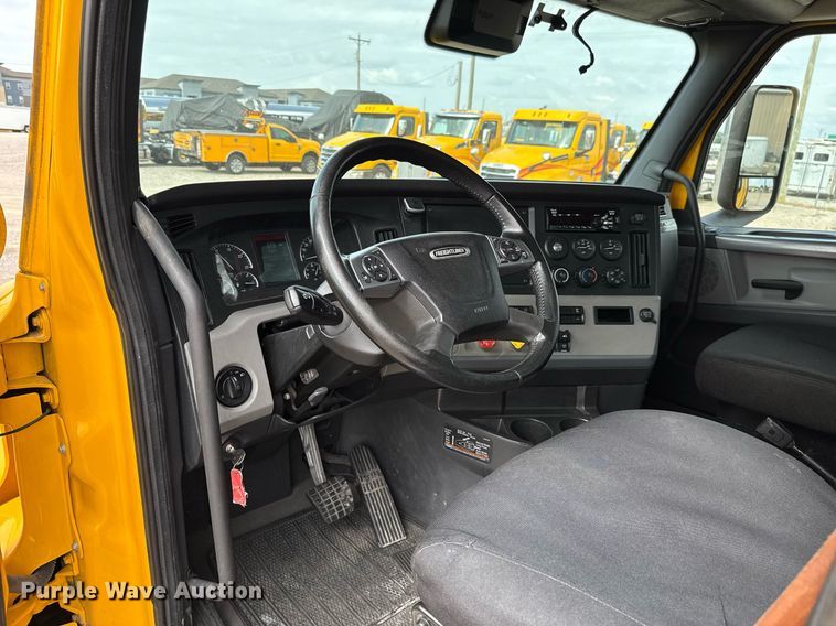 image for item EJ4593 2021 Freightliner Cascadia 126 semi truck