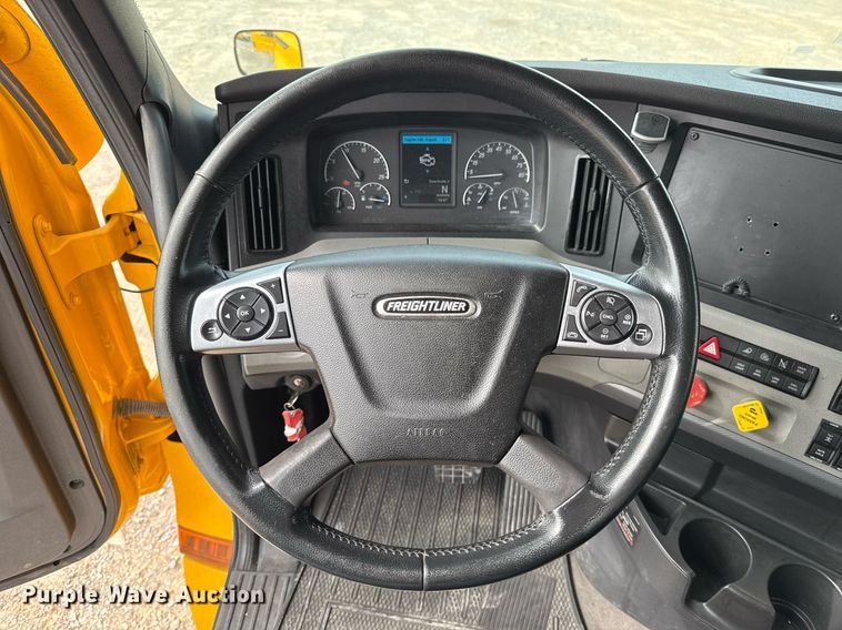 image for item EJ4593 2021 Freightliner Cascadia 126 semi truck