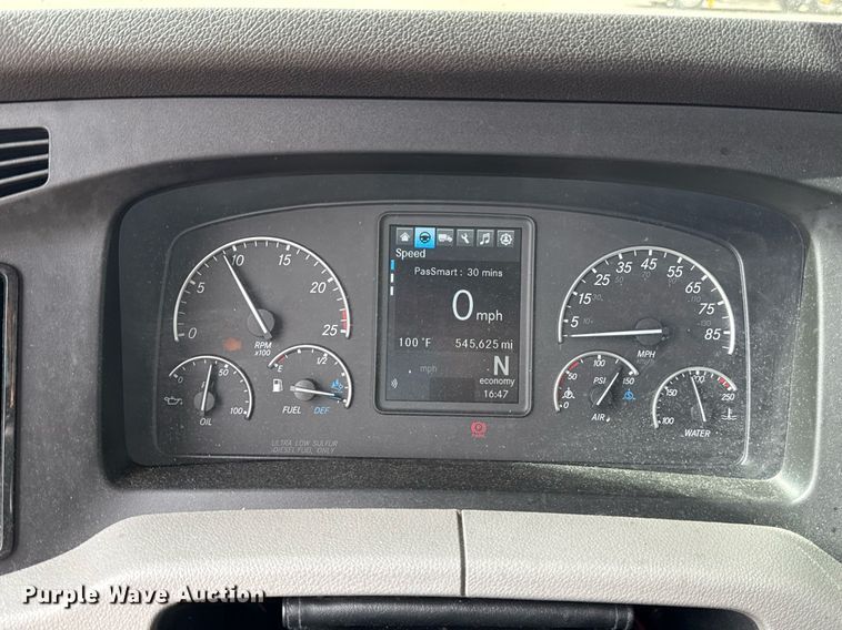 image for item EJ4593 2021 Freightliner Cascadia 126 semi truck