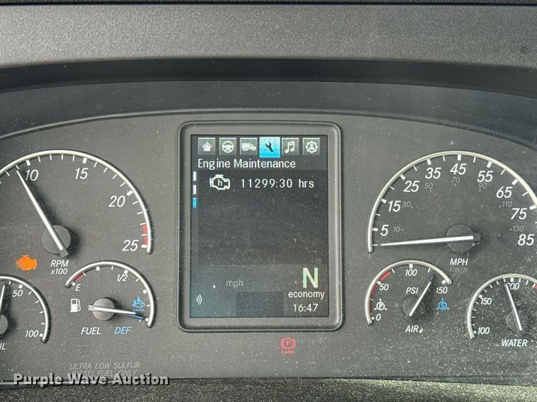 image for item EJ4593 2021 Freightliner Cascadia 126 semi truck