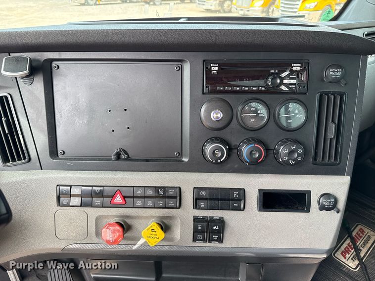 image for item EJ4593 2021 Freightliner Cascadia 126 semi truck