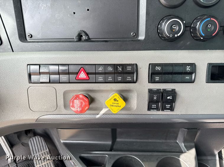 image for item EJ4593 2021 Freightliner Cascadia 126 semi truck