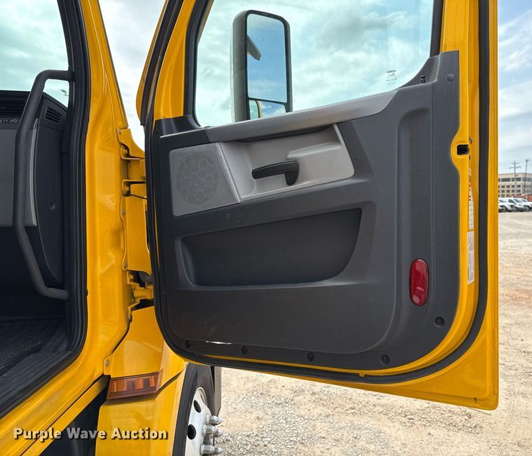 image for item EJ4593 2021 Freightliner Cascadia 126 semi truck