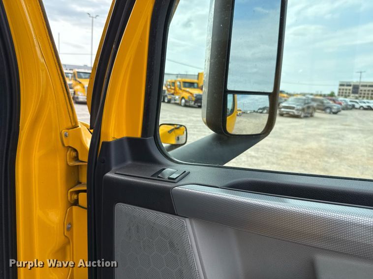 image for item EJ4593 2021 Freightliner Cascadia 126 semi truck