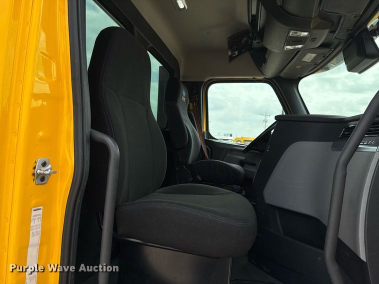 image for item EJ4593 2021 Freightliner Cascadia 126 semi truck