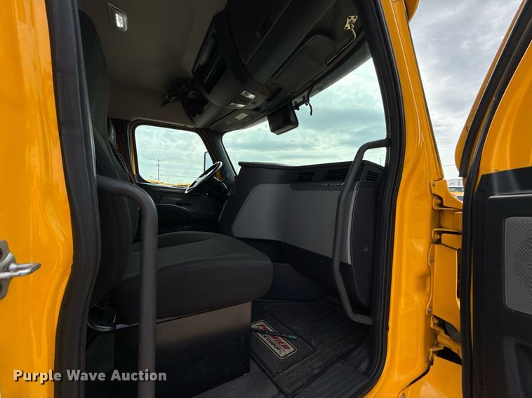 image for item EJ4593 2021 Freightliner Cascadia 126 semi truck