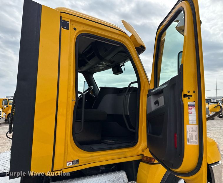 image for item EJ4593 2021 Freightliner Cascadia 126 semi truck