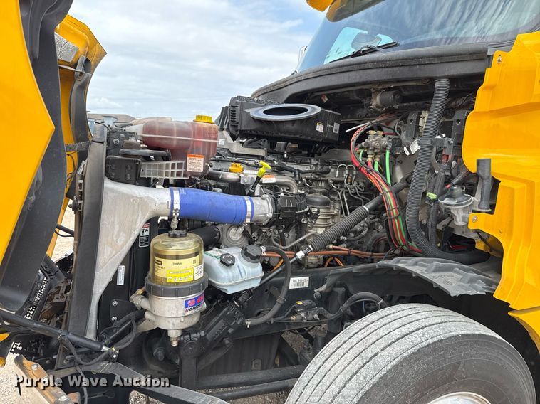 image for item EJ4593 2021 Freightliner Cascadia 126 semi truck