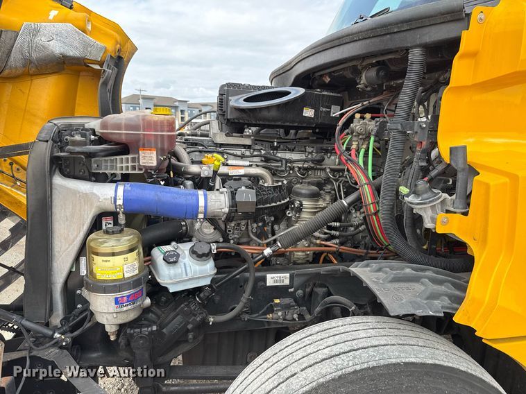 image for item EJ4593 2021 Freightliner Cascadia 126 semi truck