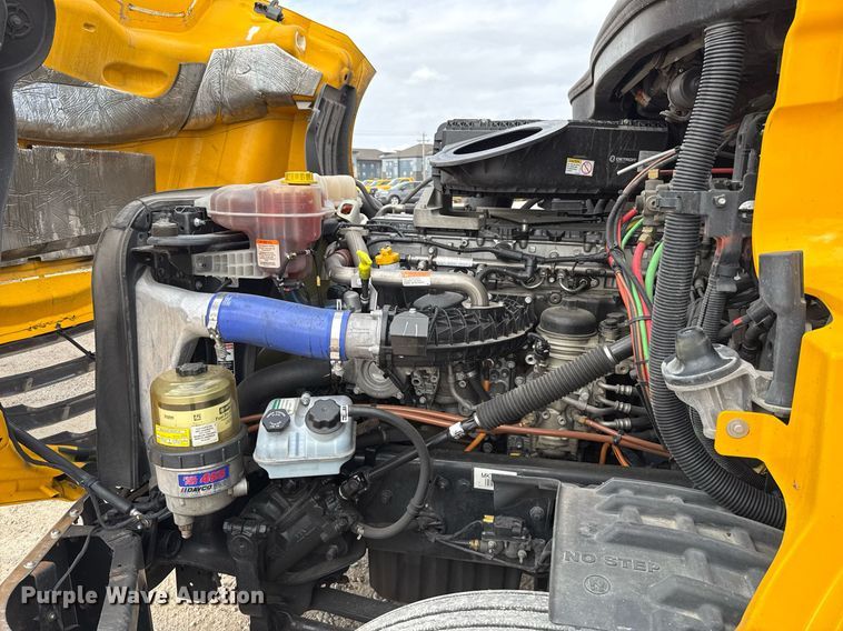 image for item EJ4593 2021 Freightliner Cascadia 126 semi truck