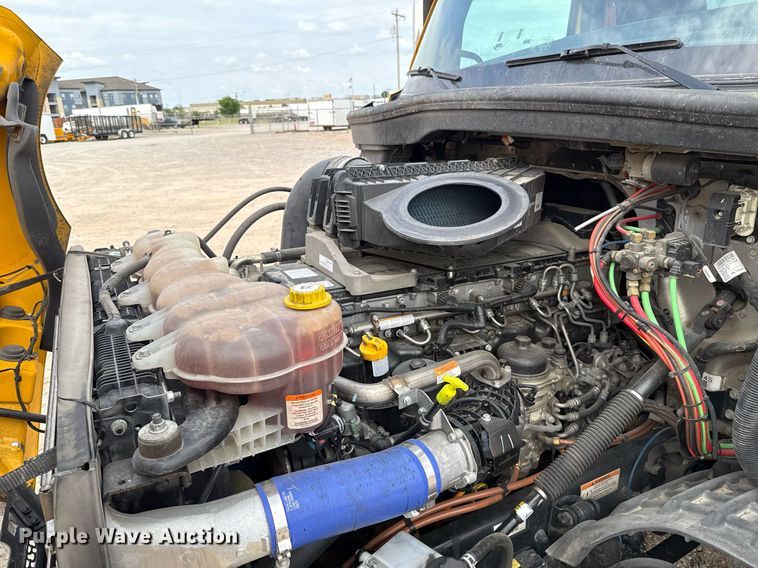 image for item EJ4593 2021 Freightliner Cascadia 126 semi truck