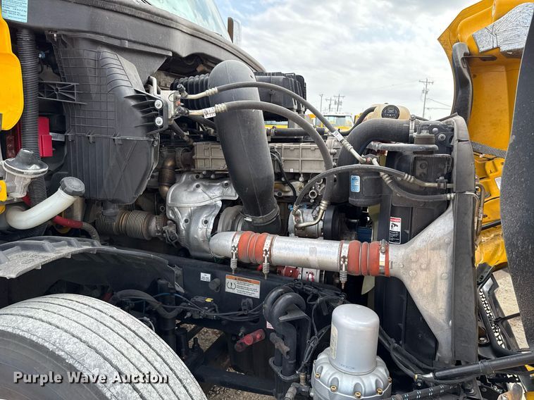 image for item EJ4593 2021 Freightliner Cascadia 126 semi truck