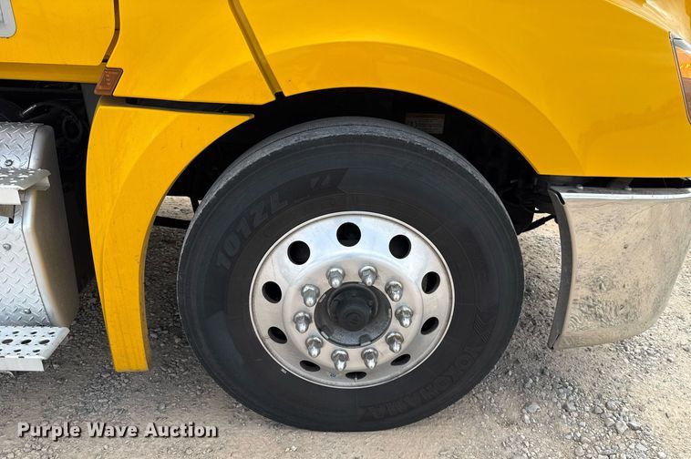 image for item EJ4593 2021 Freightliner Cascadia 126 semi truck