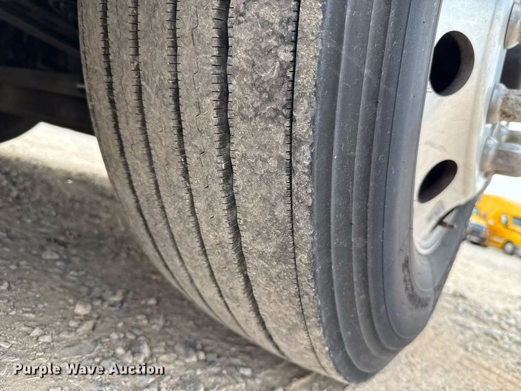 image for item EJ4593 2021 Freightliner Cascadia 126 semi truck