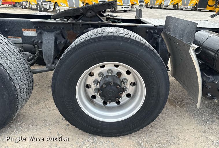 image for item EJ4593 2021 Freightliner Cascadia 126 semi truck