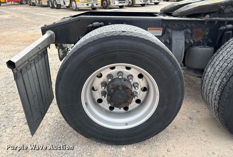 image for item EJ4593 2021 Freightliner Cascadia 126 semi truck