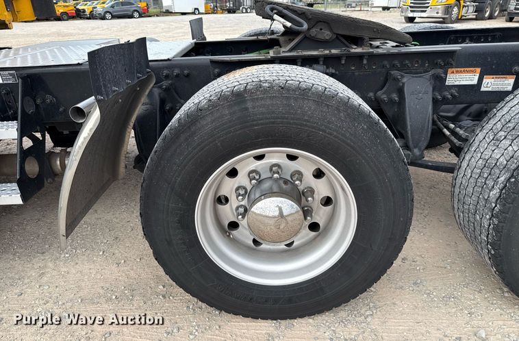 image for item EJ4593 2021 Freightliner Cascadia 126 semi truck