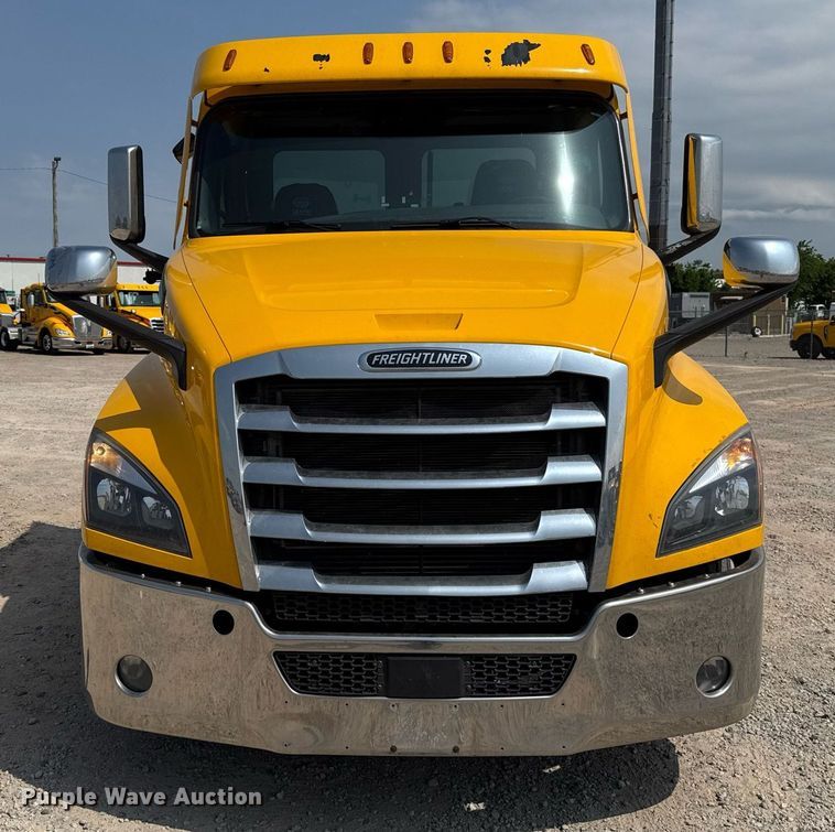 image for item EJ4594 2021 Freightliner Cascadia 126 semi truck