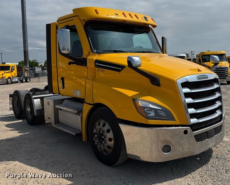 image for item EJ4594 2021 Freightliner Cascadia 126 semi truck