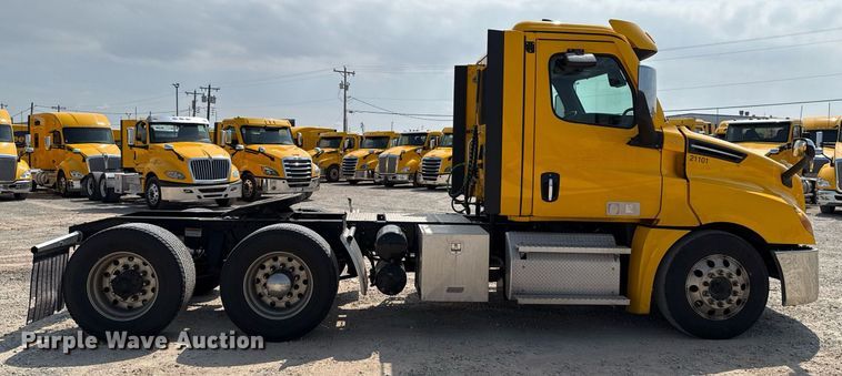 image for item EJ4594 2021 Freightliner Cascadia 126 semi truck