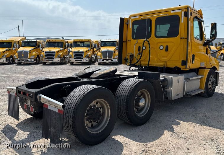 image for item EJ4594 2021 Freightliner Cascadia 126 semi truck