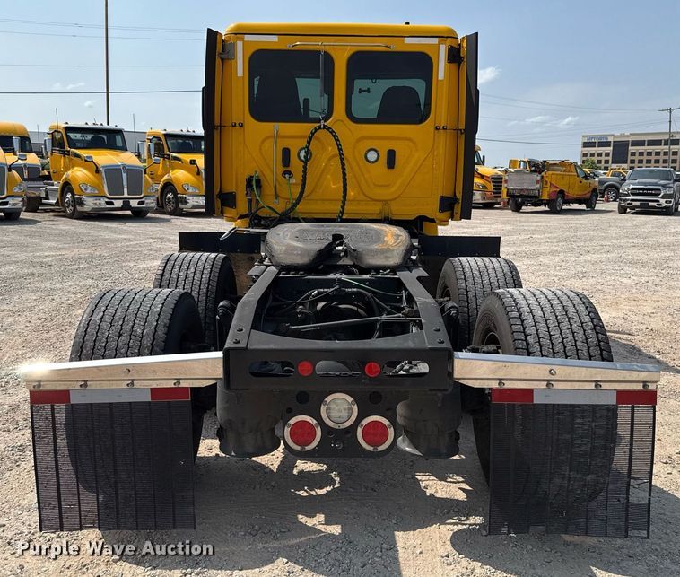 image for item EJ4594 2021 Freightliner Cascadia 126 semi truck