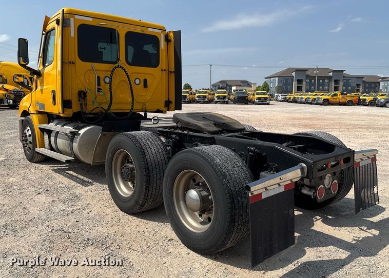 image for item EJ4594 2021 Freightliner Cascadia 126 semi truck