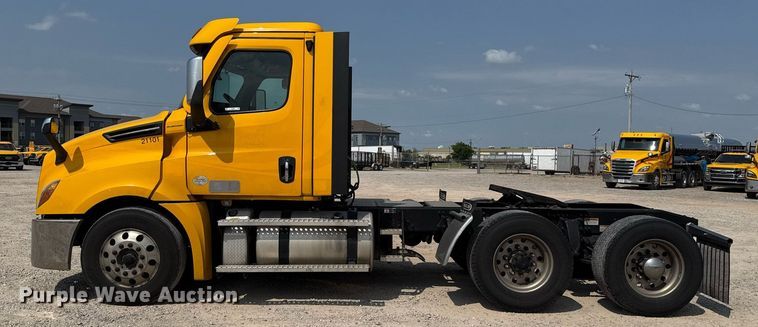 image for item EJ4594 2021 Freightliner Cascadia 126 semi truck