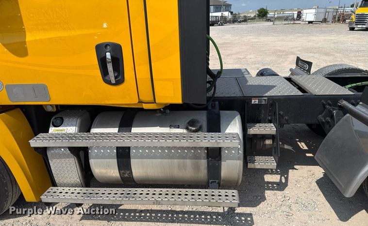 image for item EJ4594 2021 Freightliner Cascadia 126 semi truck