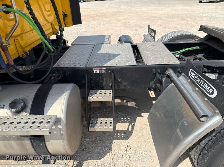 image for item EJ4594 2021 Freightliner Cascadia 126 semi truck