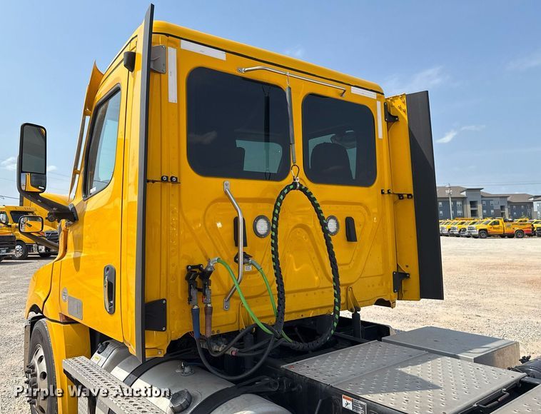 image for item EJ4594 2021 Freightliner Cascadia 126 semi truck