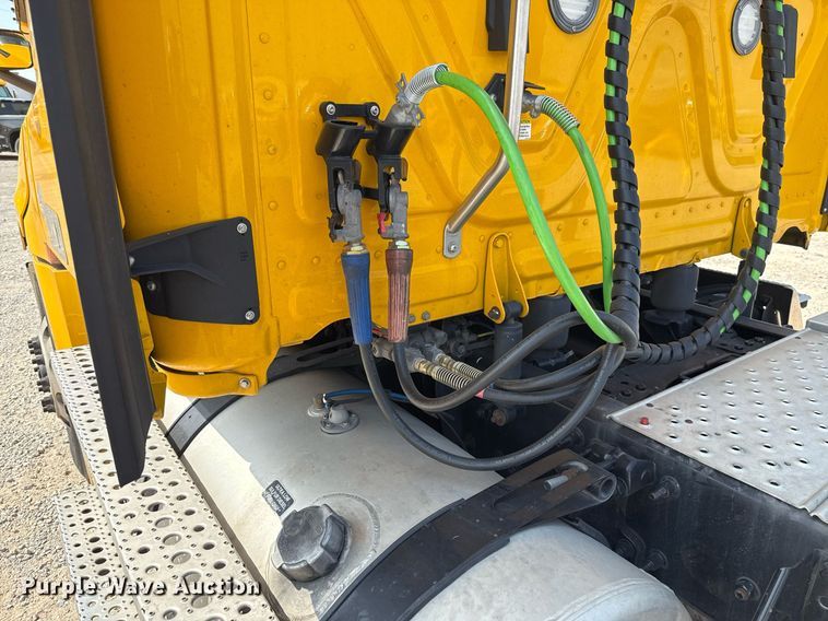 image for item EJ4594 2021 Freightliner Cascadia 126 semi truck