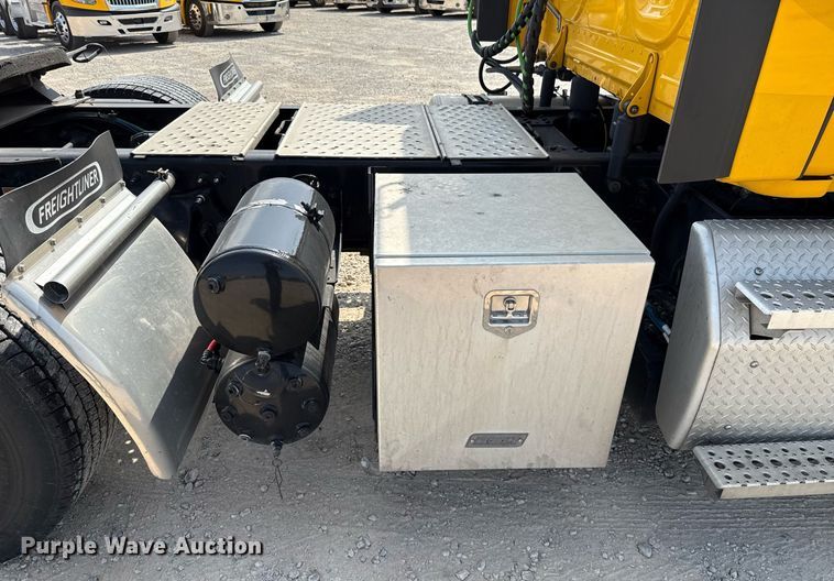 image for item EJ4594 2021 Freightliner Cascadia 126 semi truck