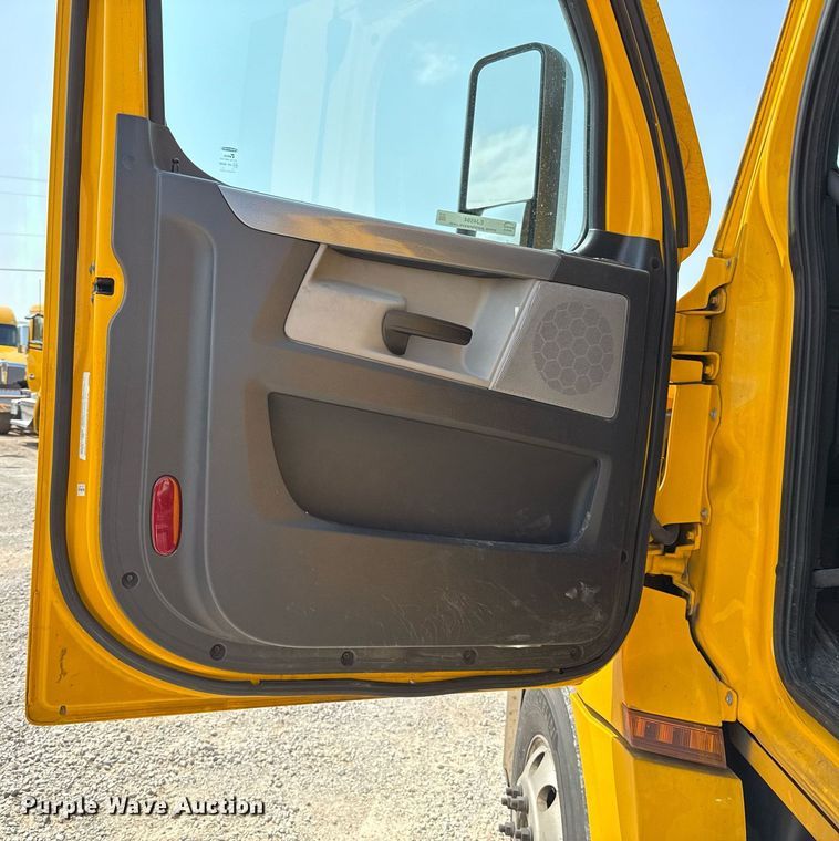 image for item EJ4594 2021 Freightliner Cascadia 126 semi truck