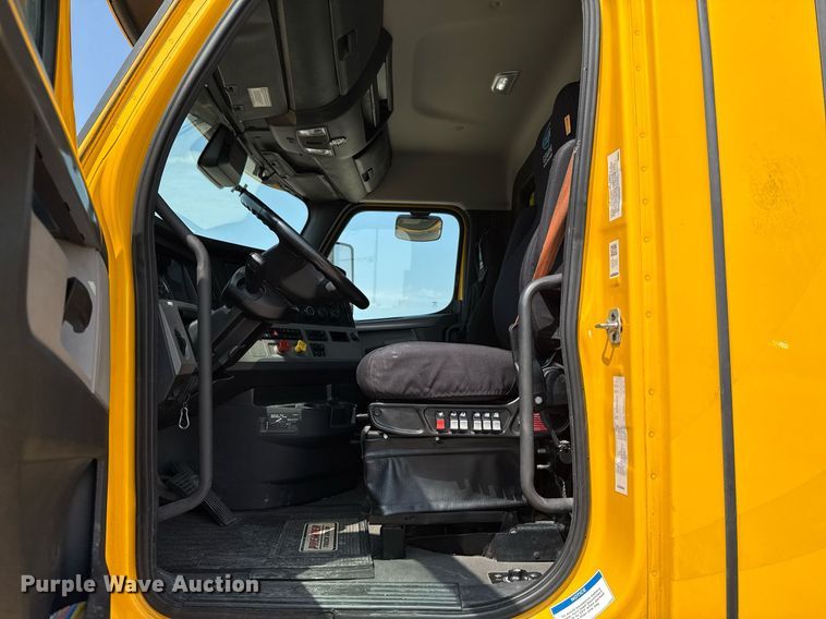 image for item EJ4594 2021 Freightliner Cascadia 126 semi truck