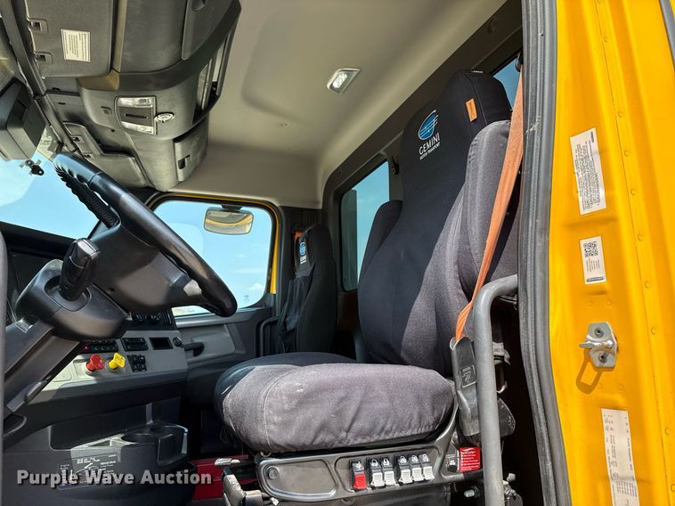 image for item EJ4594 2021 Freightliner Cascadia 126 semi truck